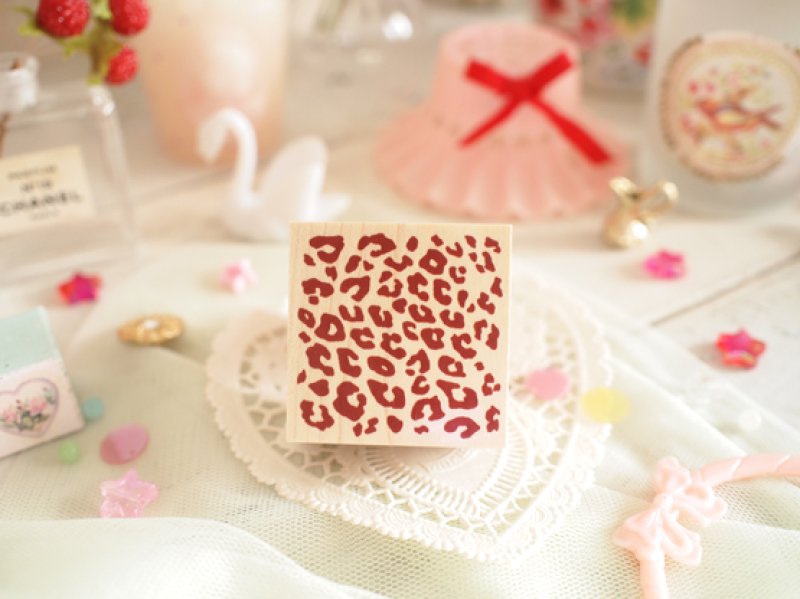 Photo1: Leopa​rd Pattern Wood Mounted Rubber Stamp From Cui (1)