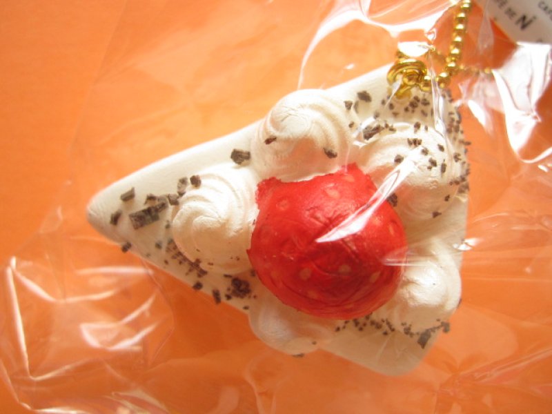 Photo1: Cafe de N Squishy Keychain Charm Nic *Strawberry Sponge Cake Chocolate Chips (CDN09-4)