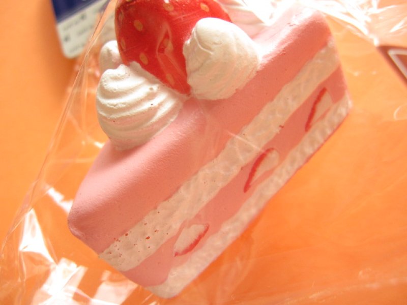 Photo2: Cafe de N Squishy Keychain Charm Nic *Strawberry Sponge Cake Strawberry Cream (CDN09-2)