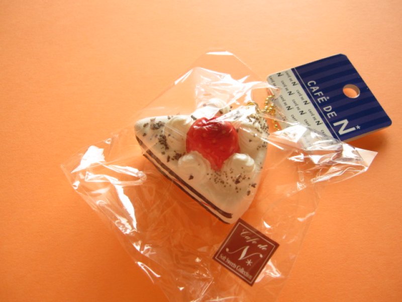 Photo1: Cafe de N Squishy Keychain Charm Nic *Strawberry Sponge Cake Chocolate Chips (CDN09-4) (1)