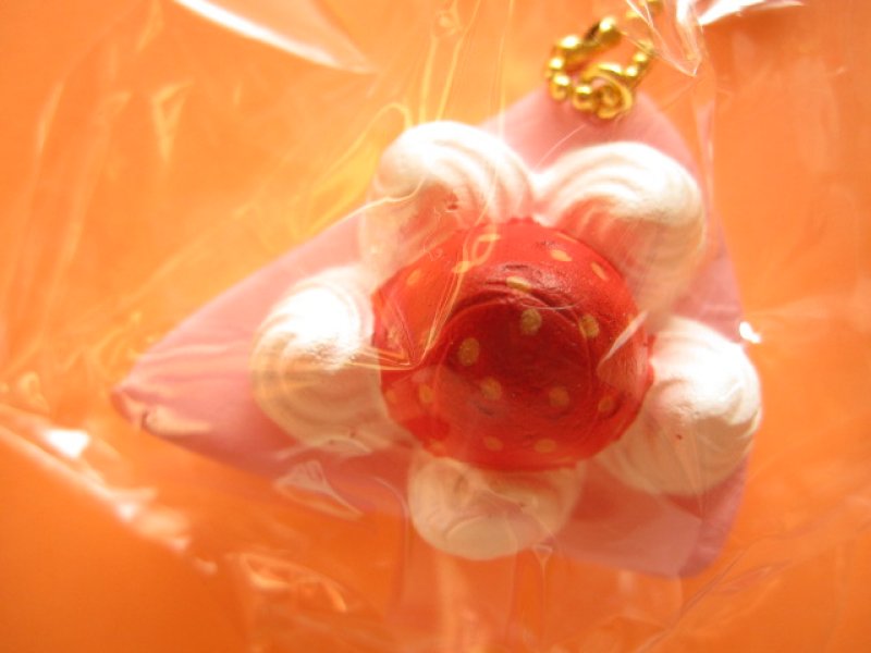 Photo1: Cafe de N Squishy Keychain Charm Nic *Strawberry Sponge Cake Strawberry Cream (CDN09-2)